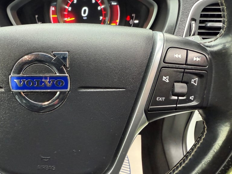 2015 Volvo V40 2.0 T2 R-Design Hatchback 5dr Petrol Manual Euro 6 (s/s) (122 ps) HATCHBACK Petrol...