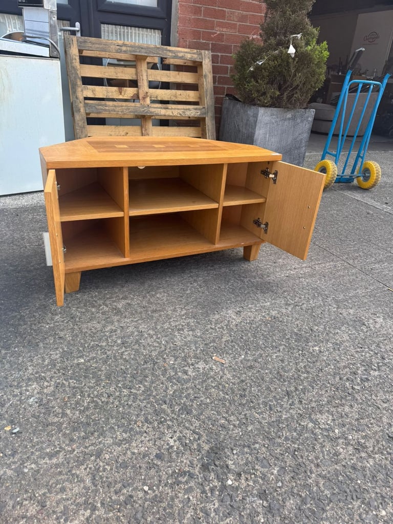 Pine TV unit, ref:19233 £30.00
