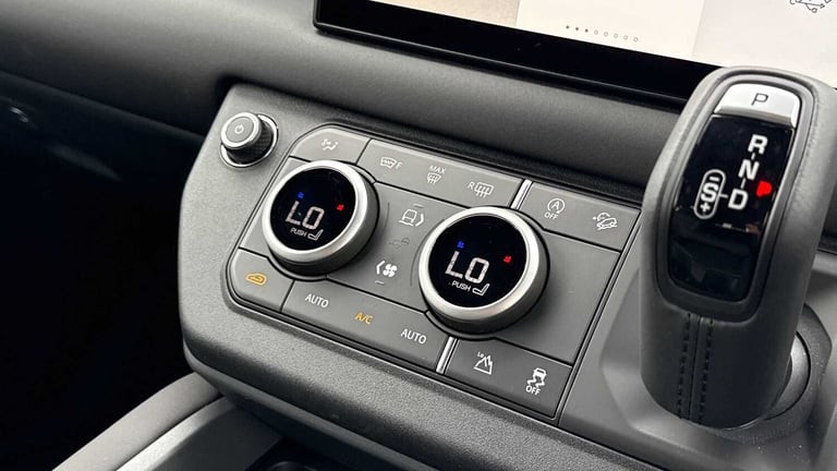 2025 Land Rover Defender 3.0 D250 X-Dynamic SE 90 3dr Auto ESTATE DIESEL Automatic