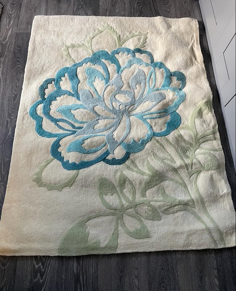 THICK CREAM RUG WITH LARGE FLOWER ,LIGHT BLUE ,AND GREEN ,NEW | in Chapel  St Leonards, Lincolnshire | Gumtree