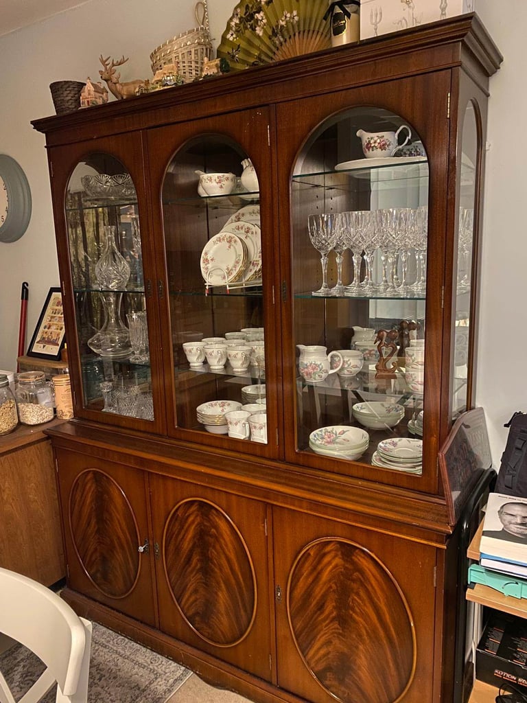 Beautiful Two-Tier Cabinet – Excellent Condition – Priced to Sell!