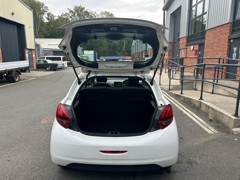 2016 Peugeot 208 1.2 PureTech Active Design Lime Euro 6 5dr HATCHBACK Petrol Manual