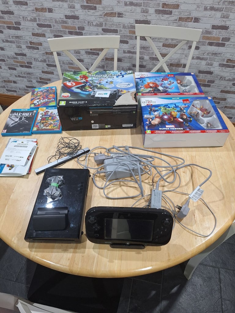 Mariokart 8 premium pack Nintendo Wii U 32GB Black Console Handheld System with Cables & Games
