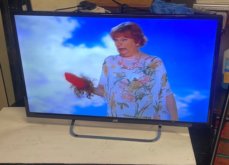 JVC 32" HD ready LED backlit LCD TV MODEL: LT-32C460 with stand 