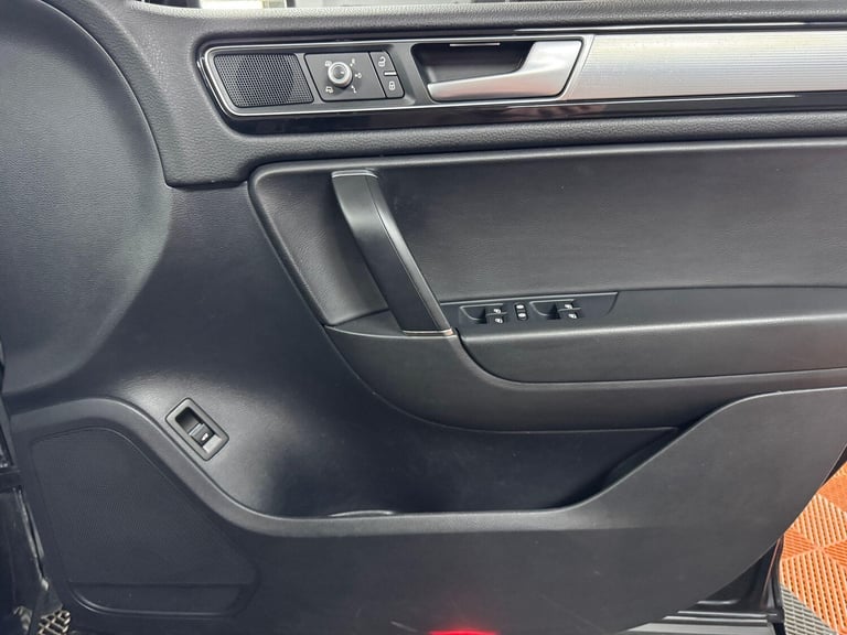 2015 Volkswagen Touareg 3.0 TDI V6 BlueMotion Tech R-Line Tiptronic 4WD Euro 6 (s/s) 5dr ESTATE D...