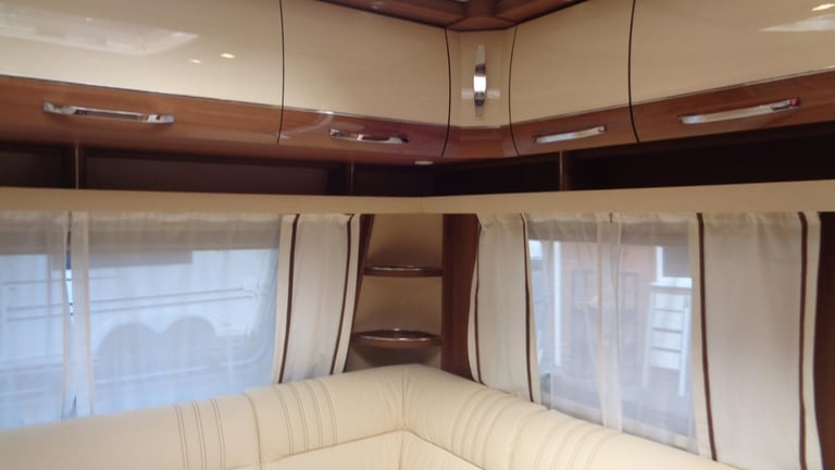 LMC 685 VIP Exquisit 5 BERTH,FIXED TRANSVERSE ISLAND BED CARAVAN 2019