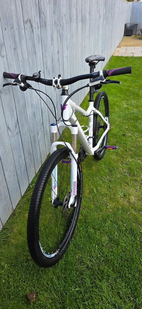 Giant Liv women’s performance bikes medium size 27.5 wheels hydraulic brakes everything works perfec