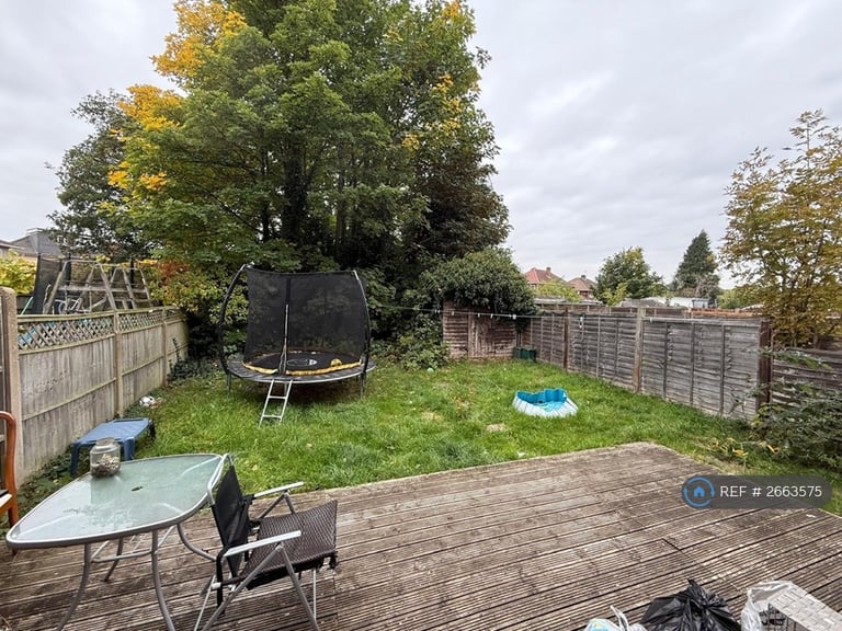 2 bedroom flat in Lansbury Drive, Hayes, UB4 (2 bed) (#2663575)