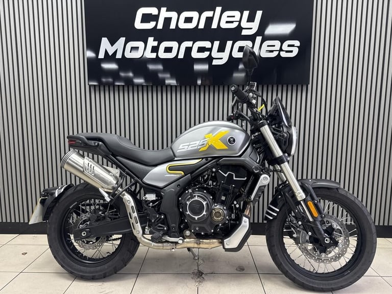 Voge ac525X in grey with yellow decals and only 211 Miles retro adventure