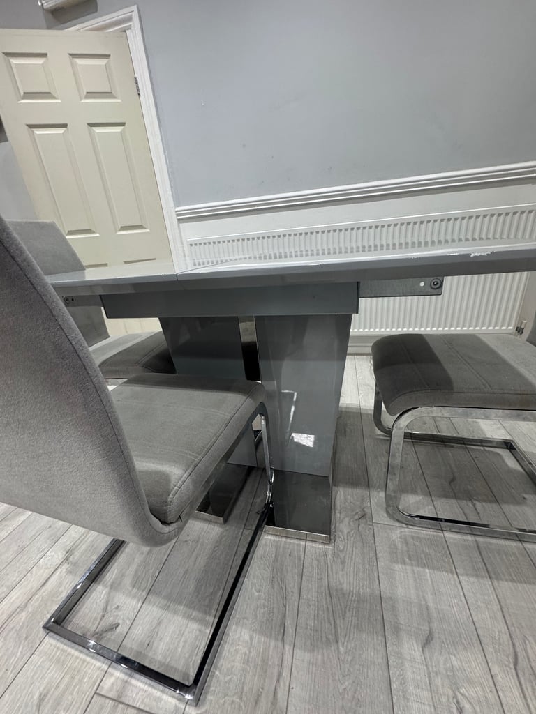 Dining table and 6 chairs Extendable up to 160cm