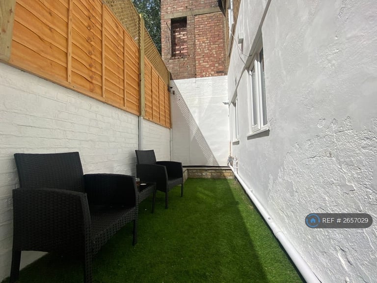 2 bedroom flat in High Road Leytonstone, London, E11 (2 bed) (#2657029)