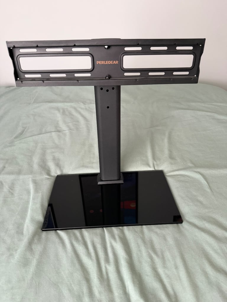 LG 43” 4K UHD Smart TV (Model 43UH668V) + Perlegear Table Stand – Excellent Condition