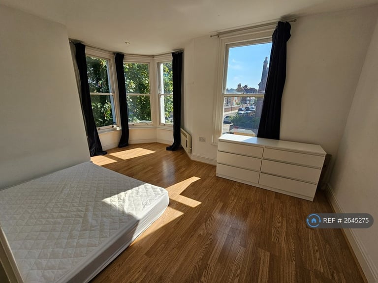1 bedroom flat in Wavertree Road, London, SW2 (1 bed) (#2645275)