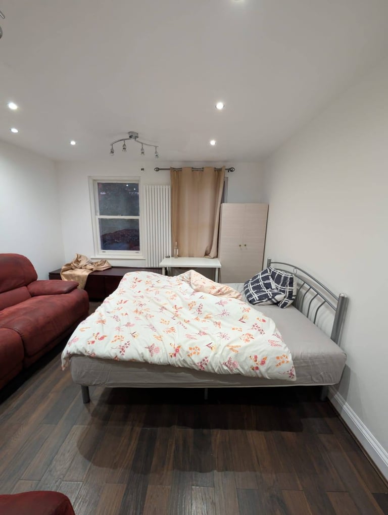 image for 4 bedroom house in Selections OF Rooms Ferry Street E14 3DT