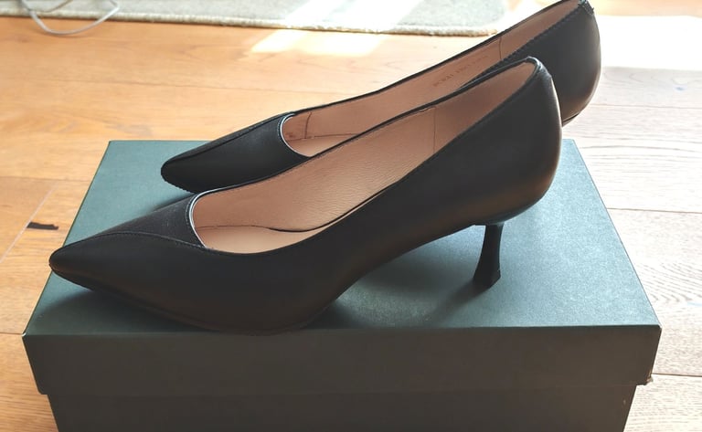 Brand new Belle ladies shoes size 4