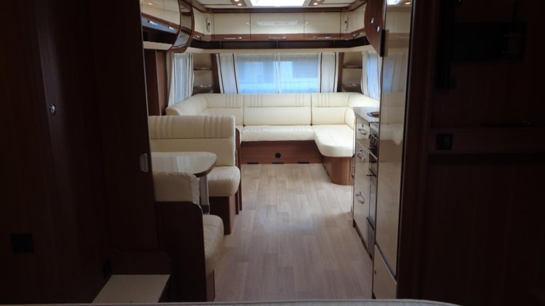 LMC 685 VIP Exquisit 5 BERTH,FIXED TRANSVERSE ISLAND BED CARAVAN 2019