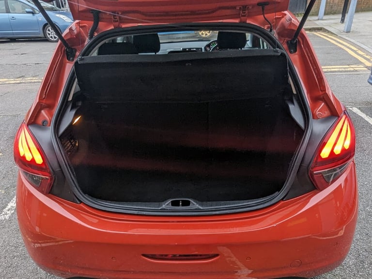 Peugeot, 208, Hatchback, 2015, Manual, 1199 (cc), 5 doors