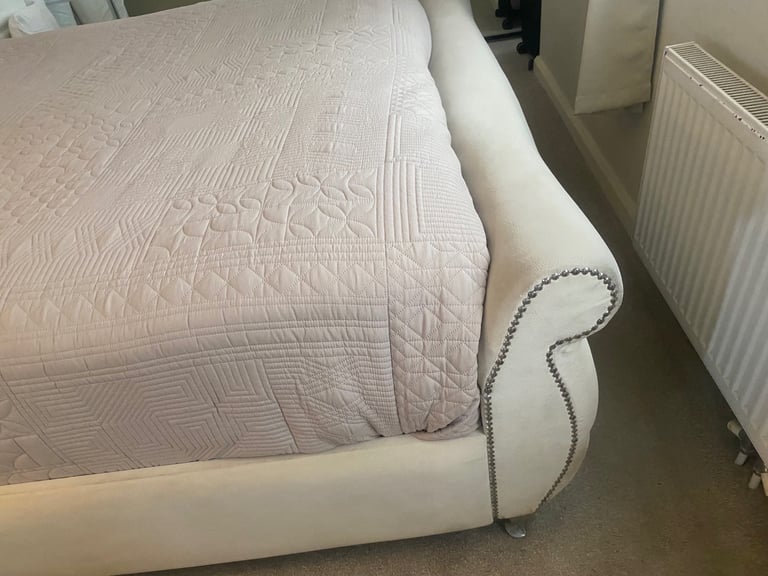 Kingsize bed frame ( quick sale ) 