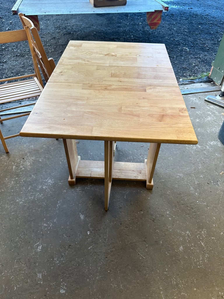 Drop leaf table and Four folding chairs 