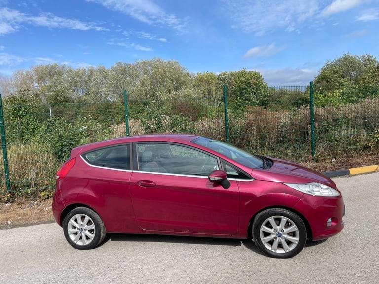 FORD FIESTA 1.2 ZETEC 09 REG MAGENTA RED 3 DOOR MOT JANUARY 12TH 2026 LOW INSURANCE 48+MPG