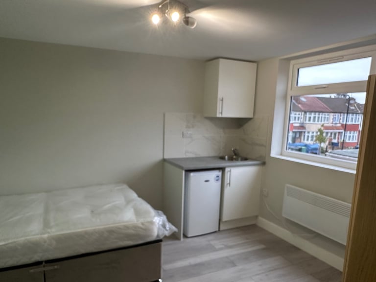 A one bedroom Studio is available to rent in Greenford UB6