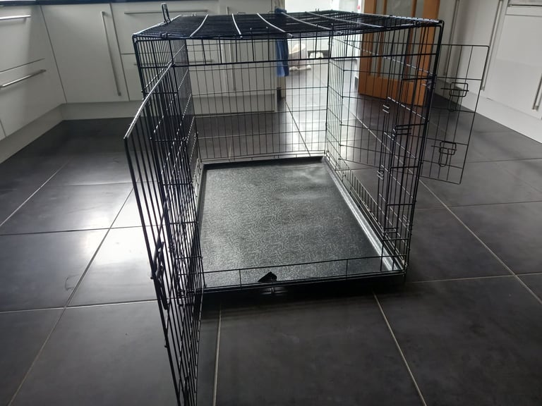 Large dog crate with removable plastic tray
