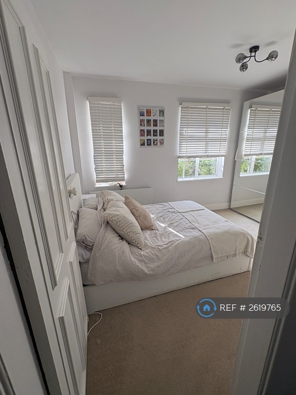 3 bedroom flat in Fieldview, London, SW18 (3 bed) (#2619765)