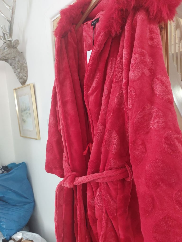  house of fraser dressing gowns luxuriously soft, all sizes, , gowns r all  new in retail packaging.