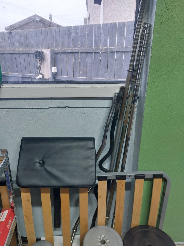 Weights bench with accessories 