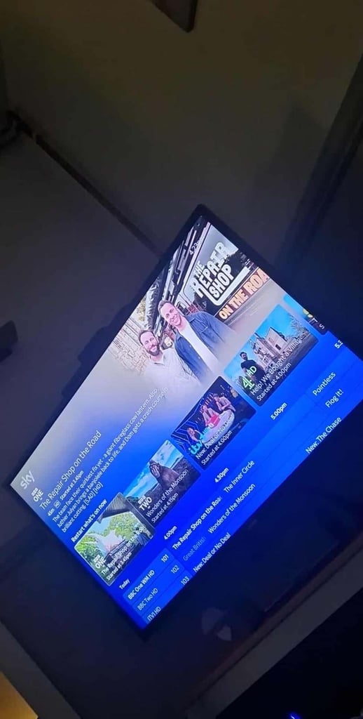 image for Luxon 40 inch smart tv 