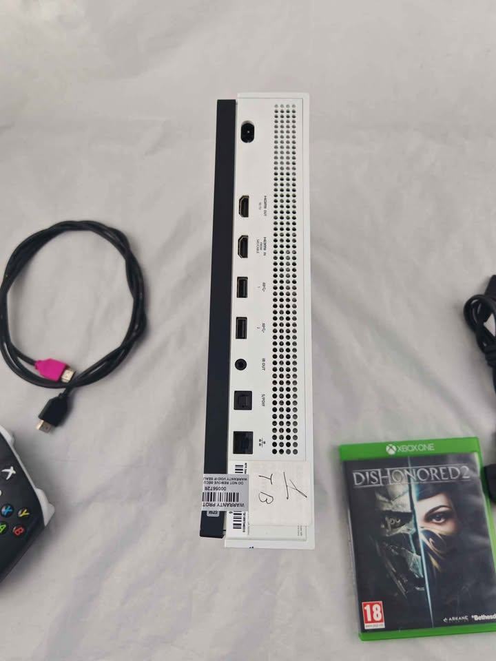 Xbox one S 1TB white 🤍 🐻‍❄️ + controller 🎮 + hdmi cable+ game 🎯