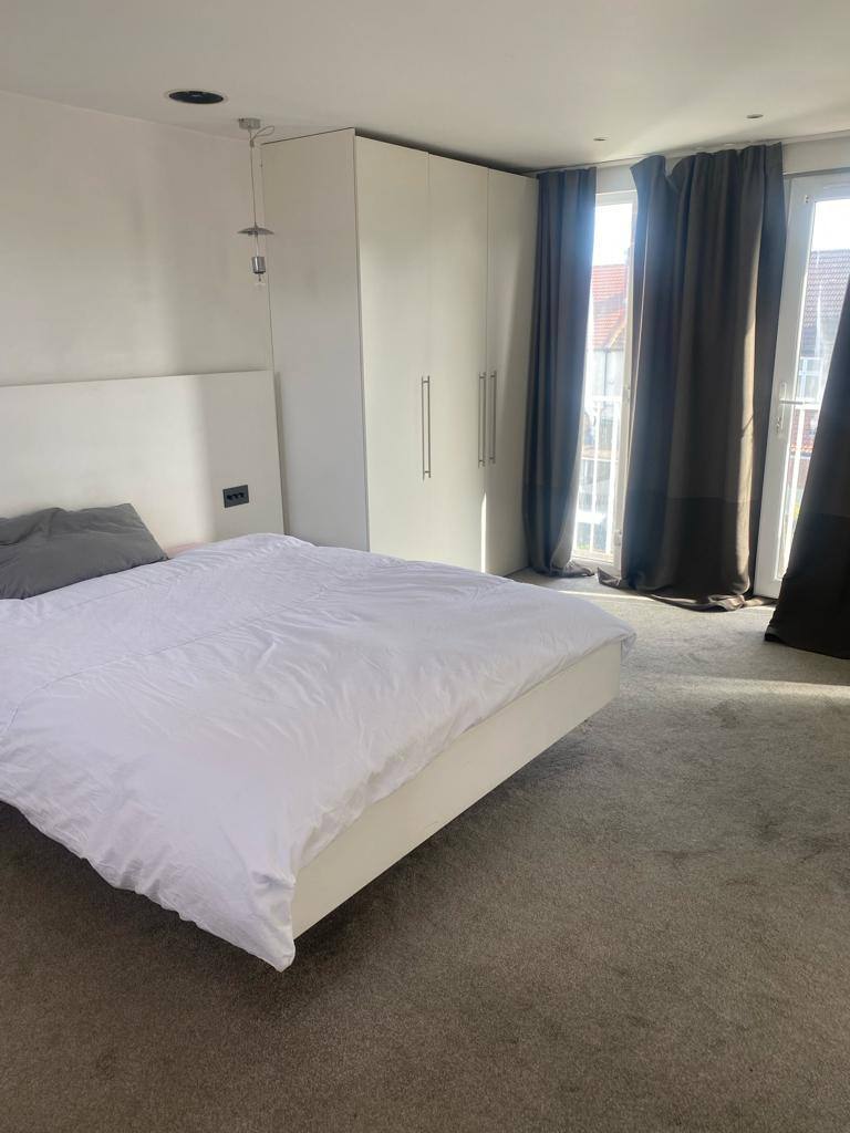 Ensuite Large Double Room £215 in the beautiful and scenic location of Croydon. All Bills Included.
