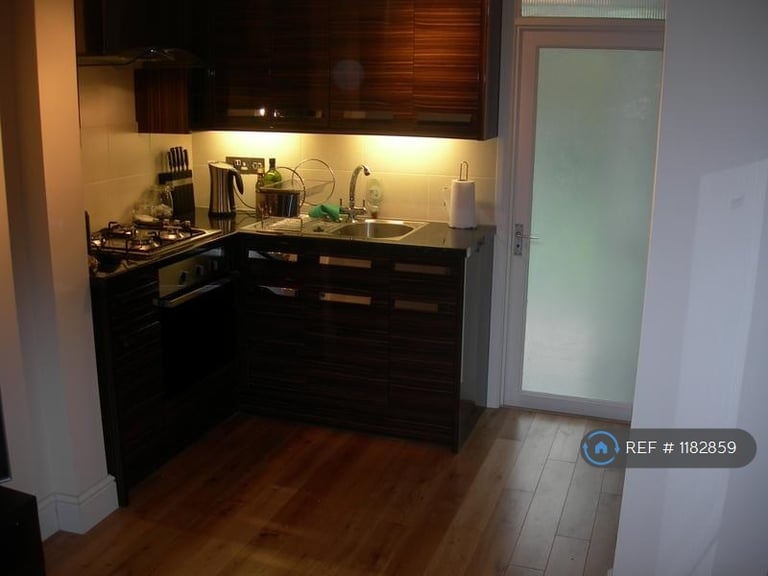2 bedroom flat in Gilbey Road, London, SW17 (2 bed) (#1182859)