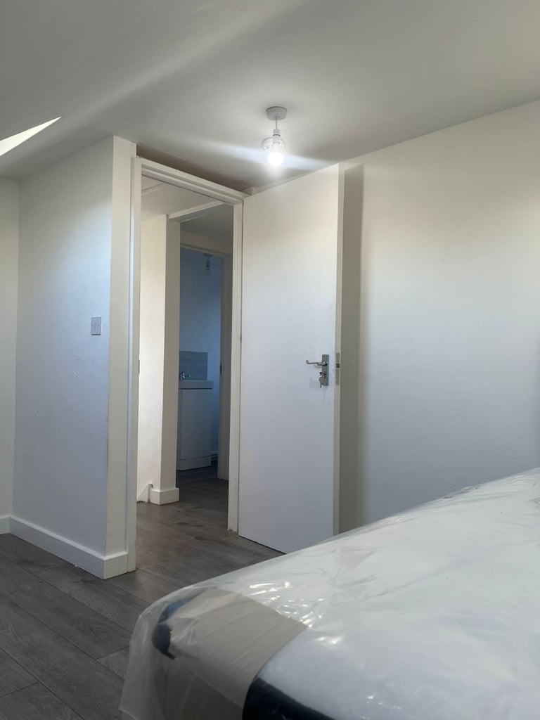 Spacious & Cosy Ensuite Room for Rent in - UB5 6LQ