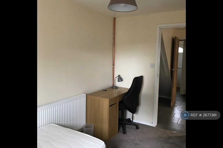 5 bedroom house in Park Barn Drive, Guildford, GU2 (5 bed) (#2677361)