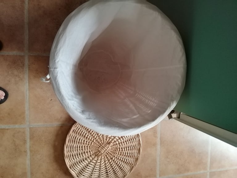 Wicker laundry basket with lid 