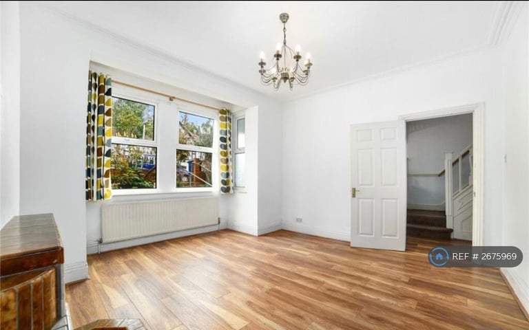 4 bedroom house in Woodstock Avenue, London, NW11 (4 bed) (#2675969)
