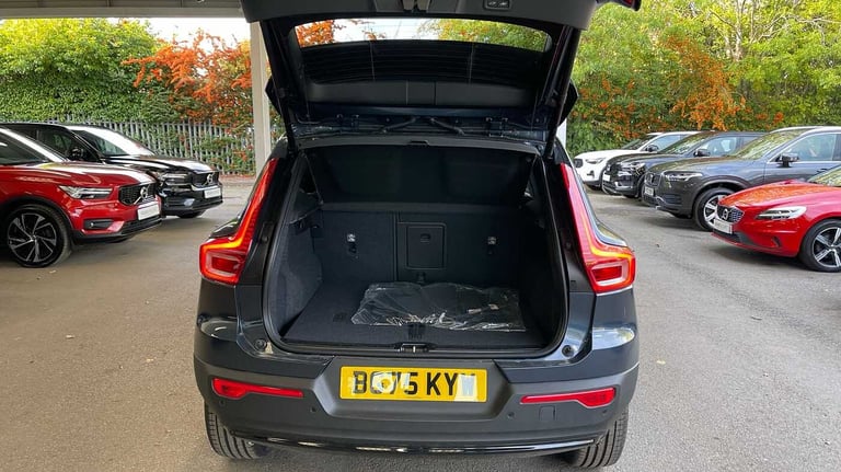2025 Volvo XC40 2.0 B4P Ultra Dark 5dr Auto SUV Petrol Automatic
