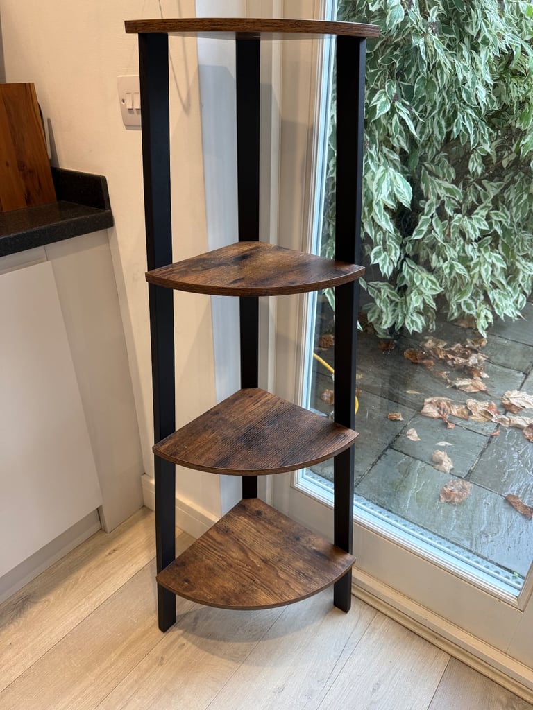 Corner shelf unit