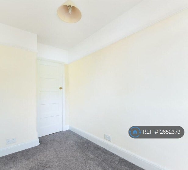 2 bedroom flat in Central Gardens, Morden, SM4 (2 bed) (#2652373)