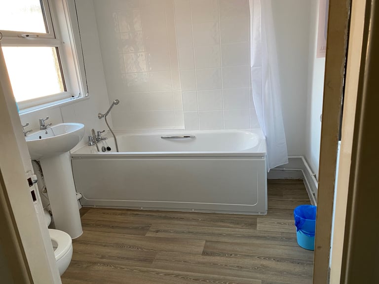 Spacious 2 bedroom house with 2 living rooms for exchange