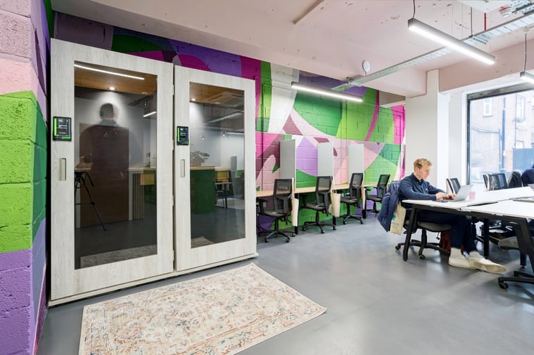 London - SW6 1EL, Access to professional office space for 3 people in HQ London, Effie Road