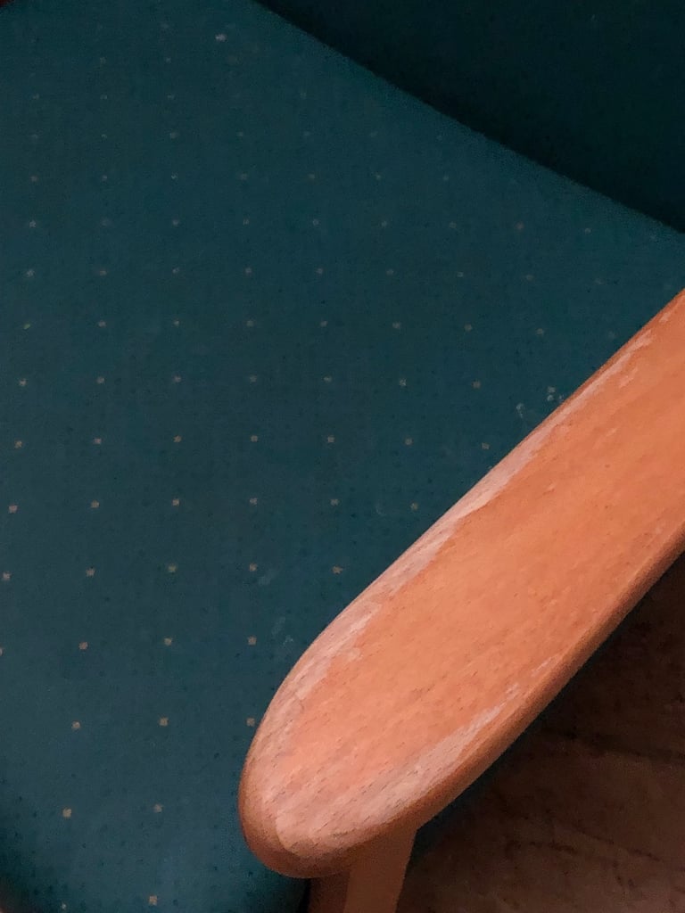 Single green buttoned chair with wipeable fabric in great condition