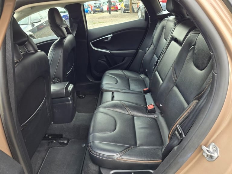 2015 VOLVO V40 CROSS COUNTRY 2.0 D2 LUX HATCHBACK 5DR DIESEL AUTO EURO 6 (S/S) (