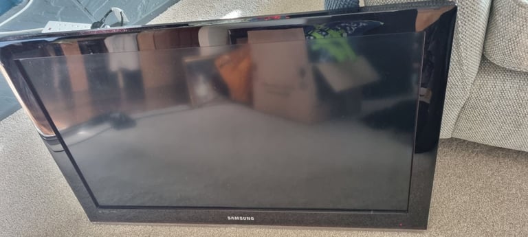 Samsung 32inch TV. With remote and HDMI cable