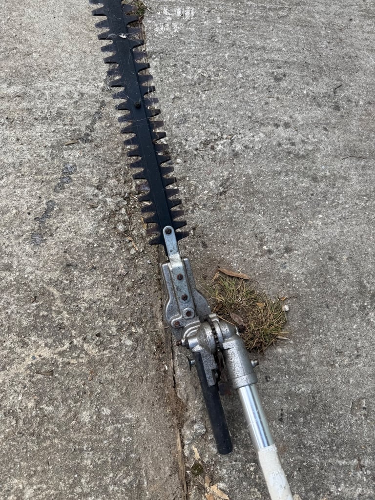 Petrol hedge trimmer