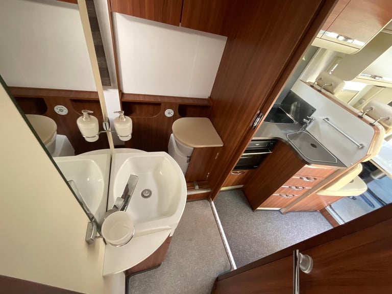 Adria Matrix Supreme M687SBC, Automatic, Island Bed