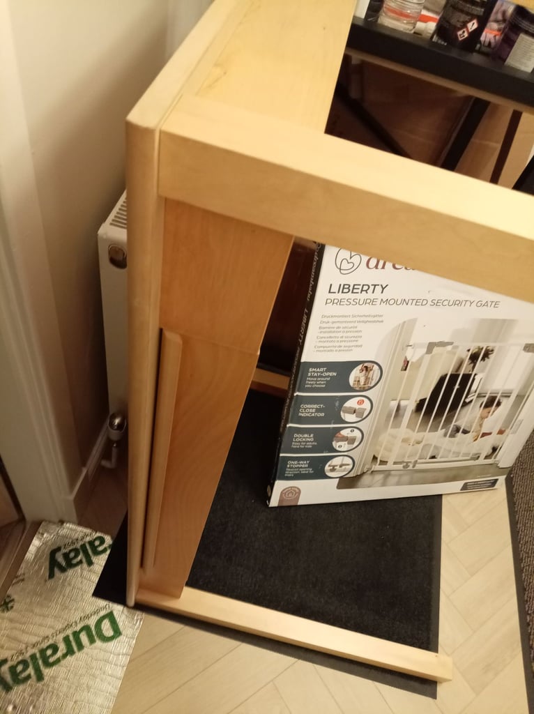 Light birch coloured desk with pull out drawer o.n.o