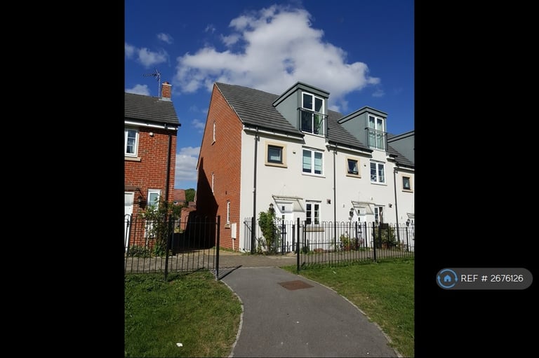 image for 3 bedroom house in Sinclair Drive, Basingstoke, RG21 (3 bed) (#2676126)