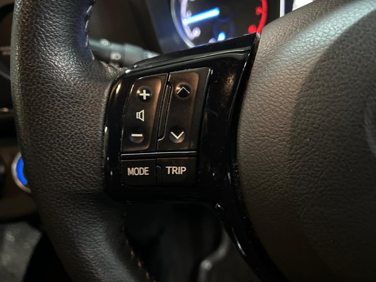 2018 Toyota Yaris 1.5 VVT-i Grey Bi-Tone Euro 6 5dr HATCHBACK Petrol Manual